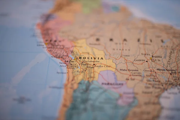 Bolivia en un colorido mapa de Sudamérica con sus principales rutas en rojo — Foto de Stock