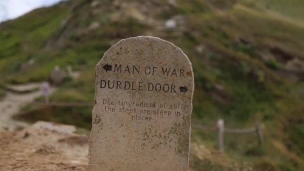 Man of War Durdle Door Commemorative Stone with the Coast as Background — Stock video