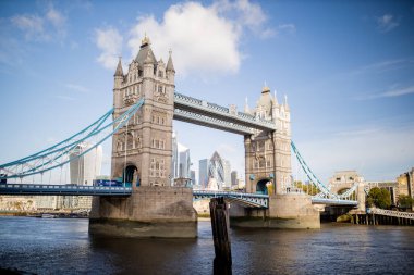 Şehir manzaralı Tower Bridge Manzarası ve Arkaplan olarak Blue Sky
