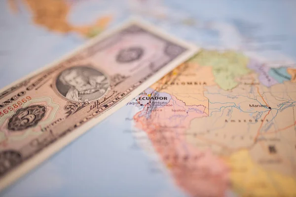 Cinco sucres proyecto de ley al lado de Ecuador en un mapa colorido y borroso de América del Sur — Foto de Stock