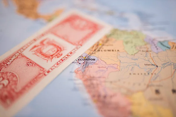 Cinco sucres factura por debajo de Ecuador en un mapa colorido y borroso de América del Sur — Foto de Stock