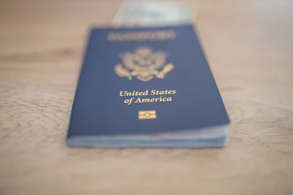 Pasaporte de los Estados Unidos de América con un borrado billete de un dólar dentro — Foto de Stock