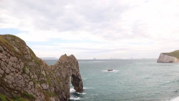 Astonishing View of The Durdle Door on a Cloudy and Windy Day — Vídeo de Stock