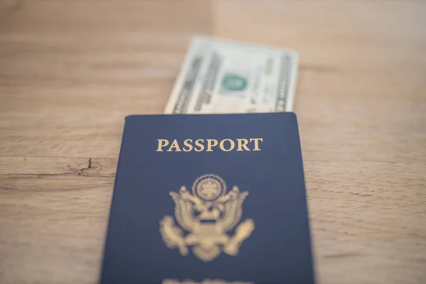 Pasaporte de los Estados Unidos de América con un billete de dos dólares dentro — Foto de Stock