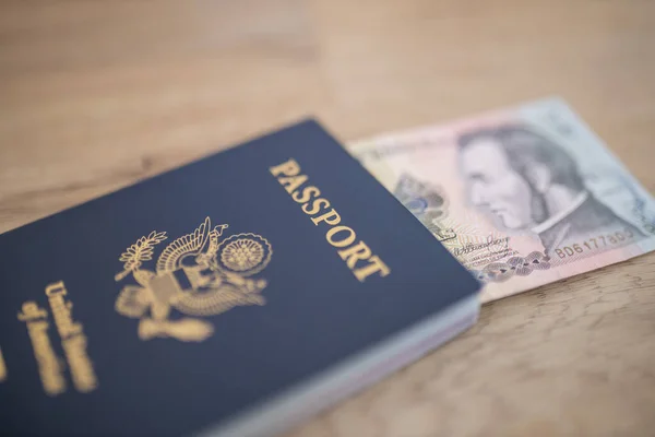 Pasaporte de los Estados Unidos de América con un billete de cinco Lempiras Hondureñas — Foto de Stock