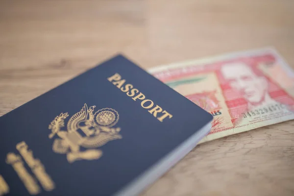 Pasaporte de los Estados Unidos de América con un billete de diez quetzales dentro — Foto de Stock