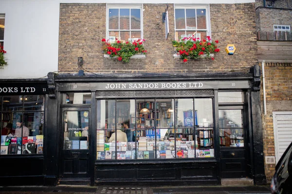 Landscape View of a Black Bookstore on the First Floor of a Red Brick Building — Stock Fotó