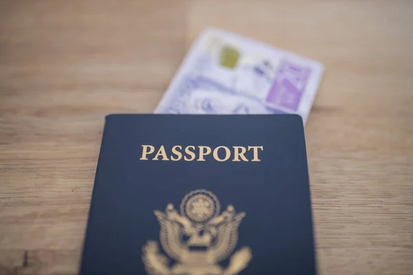 Pasaporte de los Estados Unidos de América con un billete de 20 coronas suecas dentro — Foto de Stock