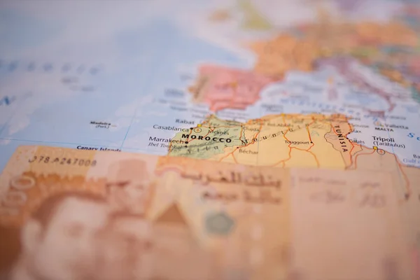 Cien dirham marroquíes por debajo de Marruecos en un mapa colorido y borroso — Foto de Stock
