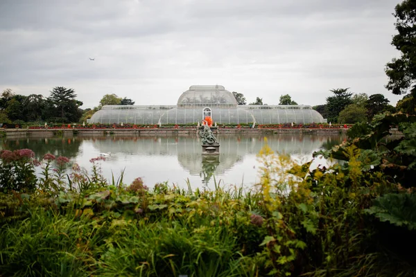 Kew Gardens Palm House-Built 1844-Surrounded by a Pond and Nature — Foto Stock