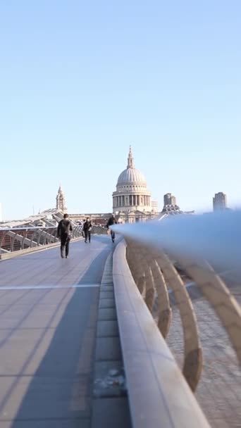 St Pauls Cathedral from Millennium Bridge Handrail With People Passing By — Αρχείο Βίντεο