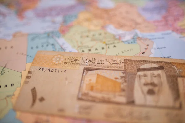 Diez riales facturan por debajo de Arabia Saudita en un mapa colorido y borroso de Asia Occidental — Foto de Stock