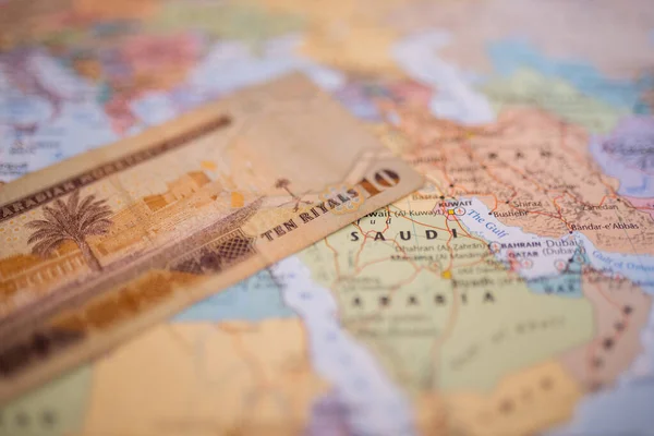 Diez riales facturan por encima de Arabia Saudita en un mapa colorido y borroso de Asia Occidental — Foto de Stock