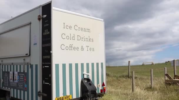 Helados, bebidas frías, café y té que venden negocios en un remolque — Vídeos de Stock