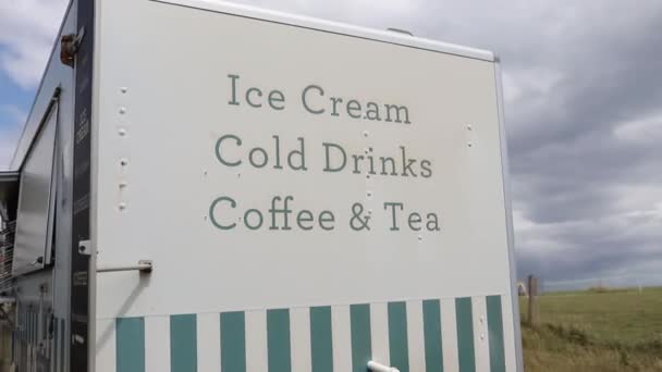 Helados, bebidas frías, café y té que venden negocios en un remolque — Vídeo de stock