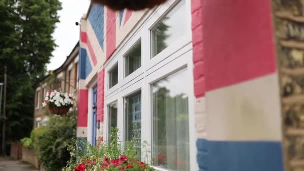 Lateral View of a House in England Painted Like the British Flag — ストック動画