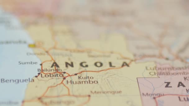 Лобіто (Ангола) на барвистій і розмитій африканській мапі — стокове відео