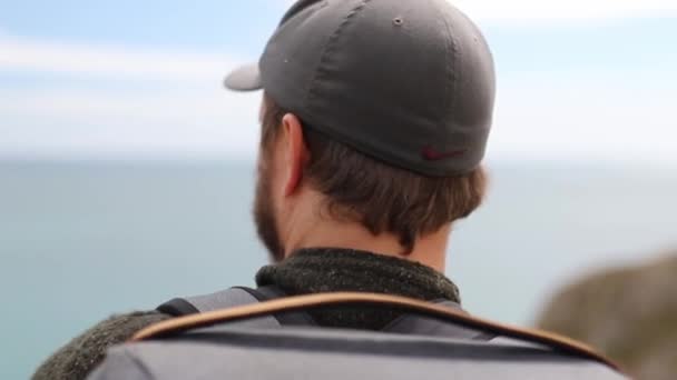 L'homme avec son bébé profite de la vue sur la côte jurassique — Video