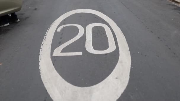 Nomor 20 Dilukis di Pavement dari London Neighbourhood — Stok Video