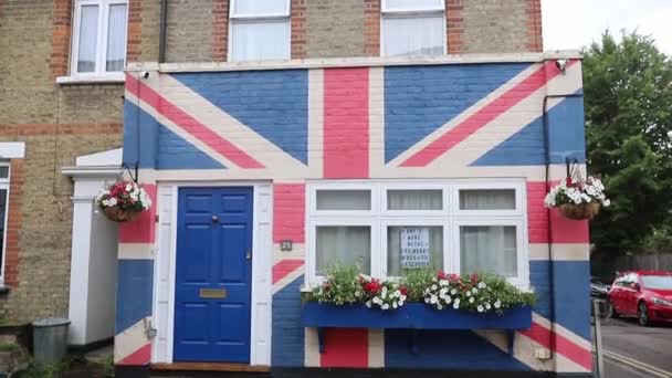 Casa din Anglia pictată ca drapelul britanic — Videoclip de stoc