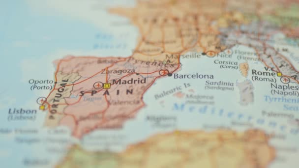 Madrid, die Hauptstadt Spaniens auf einer bunten und verschwommenen europäischen Landkarte — Stockvideo