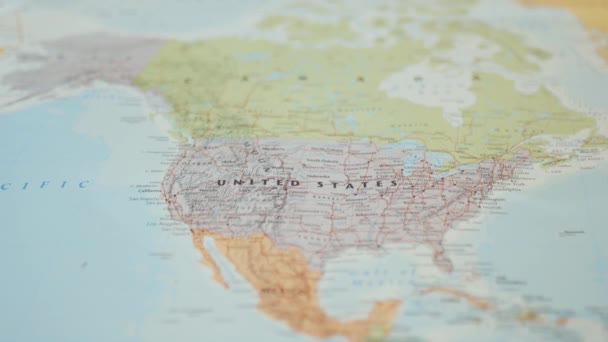 Hand pone un pasaporte de los Estados Unidos de América encima de un mapa norteamericano — Vídeo de stock