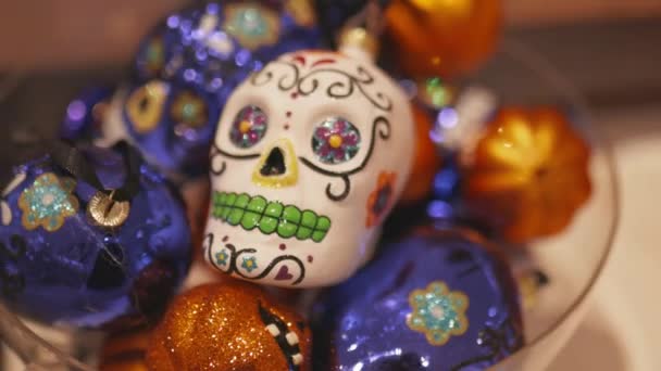 Cráneo blanco decorativo y más adornos para la celebración del Día de los Muertos — Vídeo de stock