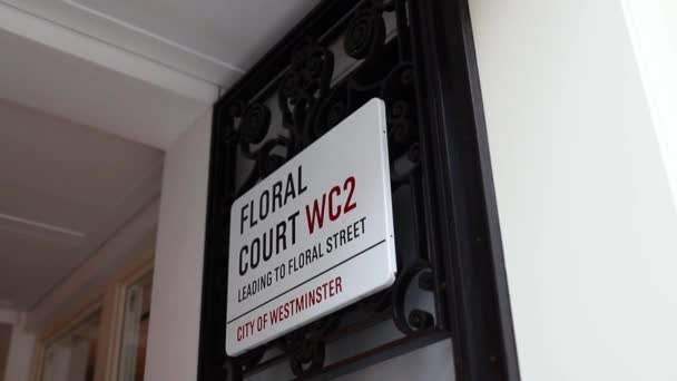 The Floral Court Address Sign Next to the Building Entrance — Stok video