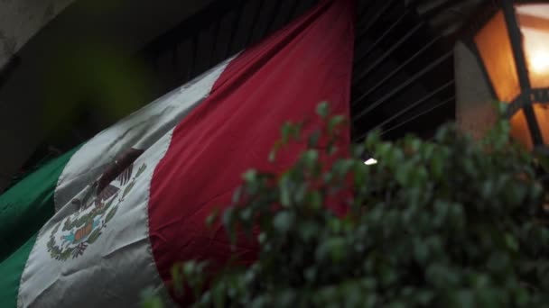 Μεξικανική σημαία κρέμεται πάνω από ένα κτίριο τοξωτή είσοδο — Αρχείο Βίντεο