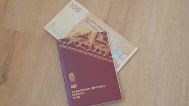 Suède Passeport avec une facture de 100 Dirhams marocains partiellement à l'intérieur — Video