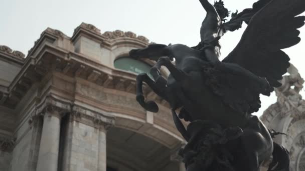 Бронзовая статуя Пегаса с дворцом Беллас Артес на заднем плане — стоковое видео