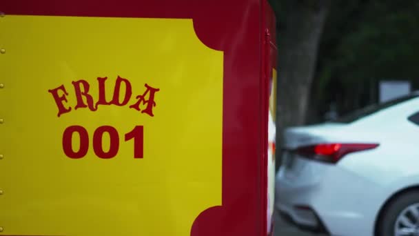 El nombre y el número Frida 001 de un tranvía rojo y amarillo — Vídeos de Stock