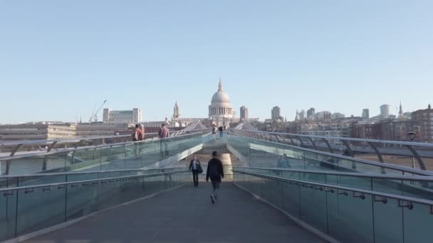 圣保罗大教堂，来自千年桥广场，人们在桥上行走 — 图库视频影像