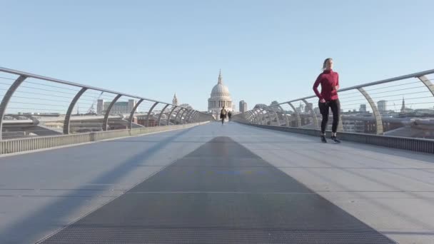 Catedral de San Pablo Desde el Puente del Milenio con una mujer corriendo — Vídeo de stock