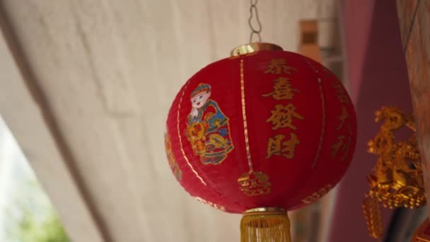 Traditionele Chinese Lamp Hangend Buiten een Chinees Bedrijf in Chinatown — Stockvideo