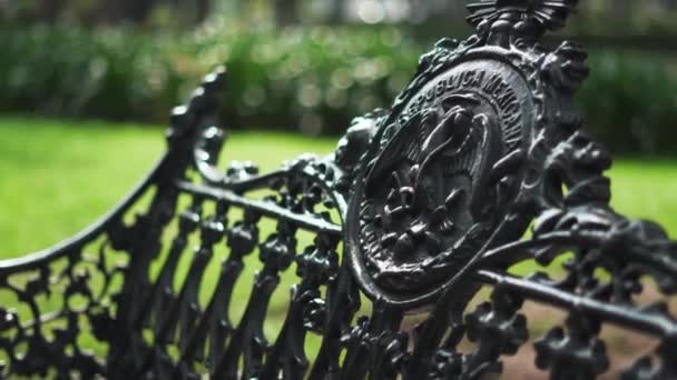 Armoiries mexicaines sur un banc métallique classique à l'Alameda Central — Video