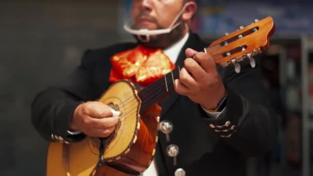 Mariachi speelt een Mexicaans instrument genaamd Vihuela in Mexico City — Stockvideo