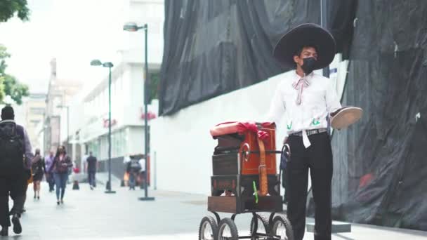 Мексиканский шарманщик в классическом мексиканском костюме просит чаевые — стоковое видео