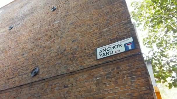 Blick auf das Ankerwerft-Schild an einem Backsteingebäude in britischer Nachbarschaft — Stockvideo