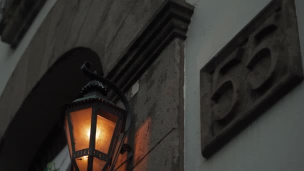 Испанский ресторан с традиционной лампой висит рядом с адресом номер 55 — стоковое видео