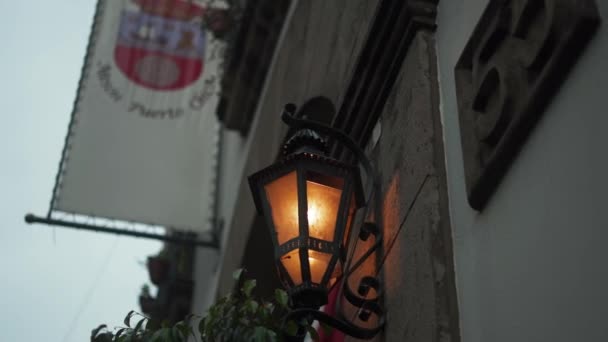 Испанский ресторан с традиционной лампой висит рядом со входом — стоковое видео