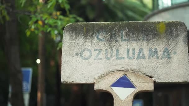 Señal de piedra de una calle llamada Ozuluama con una tienda de chocolate como fondo — Vídeo de stock