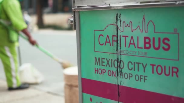 Автобусний тур Мехіко по рекламі на мексиканській телефонній будці — стокове відео