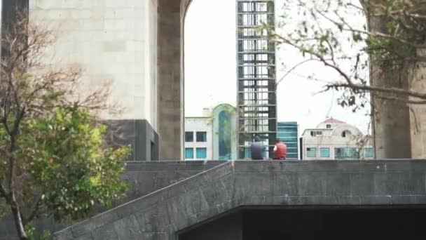 Toeristen rusten naast het Monument van de Revolutie uit Mexico City — Stockvideo