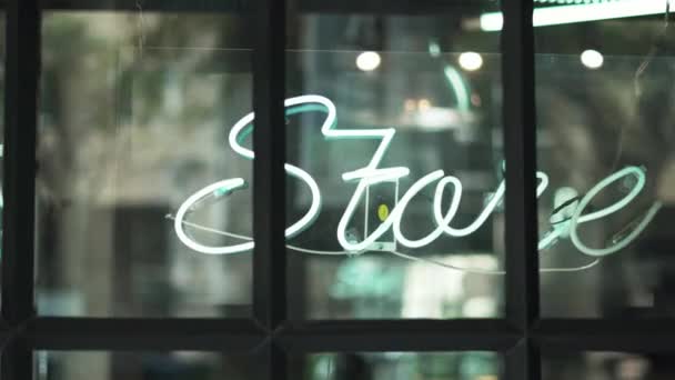 Tienda azul Neon Sign on a Window From a Barbershop and Tattoo Studio — Vídeo de stock