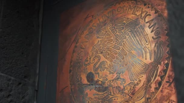 Mexican Coat of Arms at the Entrance to the Crypt of Lazaro Cardenas — Vídeo de Stock