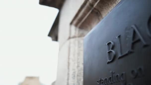 Vista de cerca de la placa conmemorativa del puente de Blackfriars en una pared de hormigón — Vídeo de stock