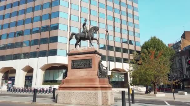 Príncipe Consorte Albert Estatua de bronce en medio de una calle — Vídeos de Stock