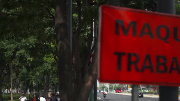 阿拉米达中心旁边的橙色重型机械警告标志 — 图库视频影像