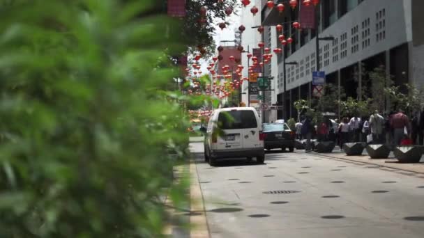 Движение по одной из улиц Китайгородского квартала в Мехико — стоковое видео